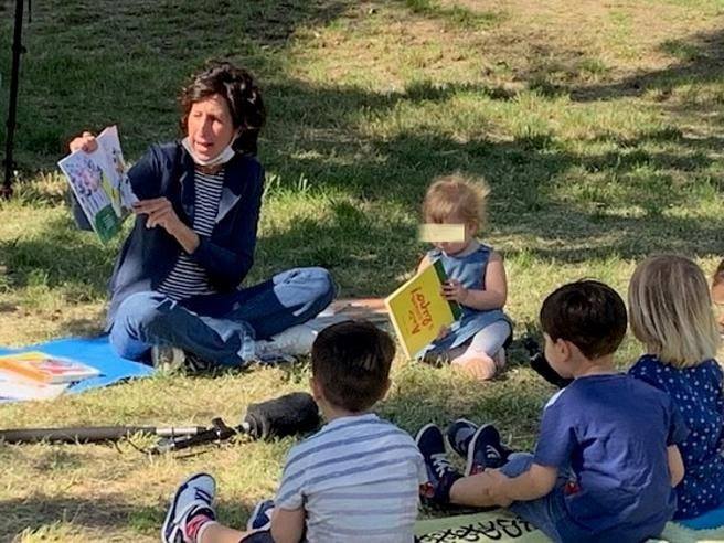 La maestra Francesca bacchettata per le fiabe al parco